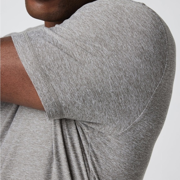 Vuori Strato Tech Tee Athletic Lounge Sporty Casual in grey Large - Picture 2 of 9